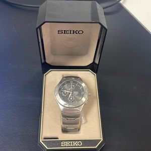 Seiko Chronograph 100m, stainless steel, in original box with links.